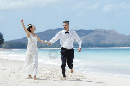 海边幸福的新郎新娘图片