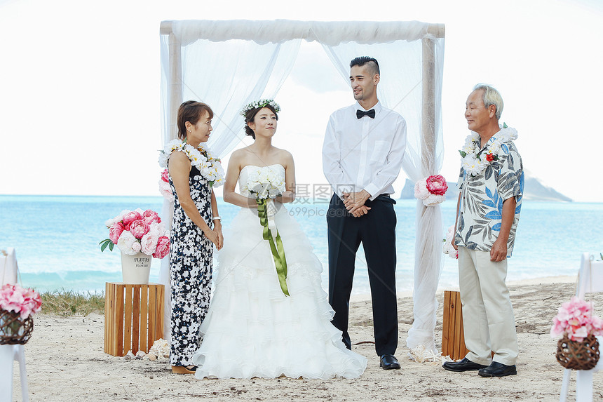 举行海滩婚礼图片