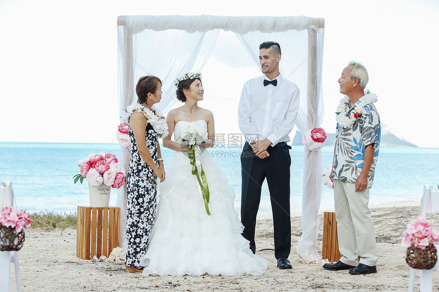 正在举行海滩婚礼的新郎新娘图片