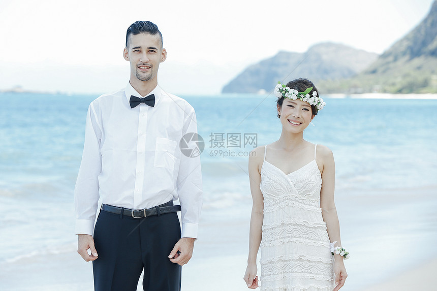 海滩边的新婚夫妻图片