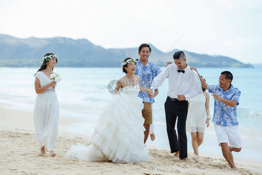 海滩边的新婚夫妻和伴娘伴郎们图片