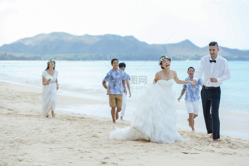在海边举办婚礼的新郎新娘图片