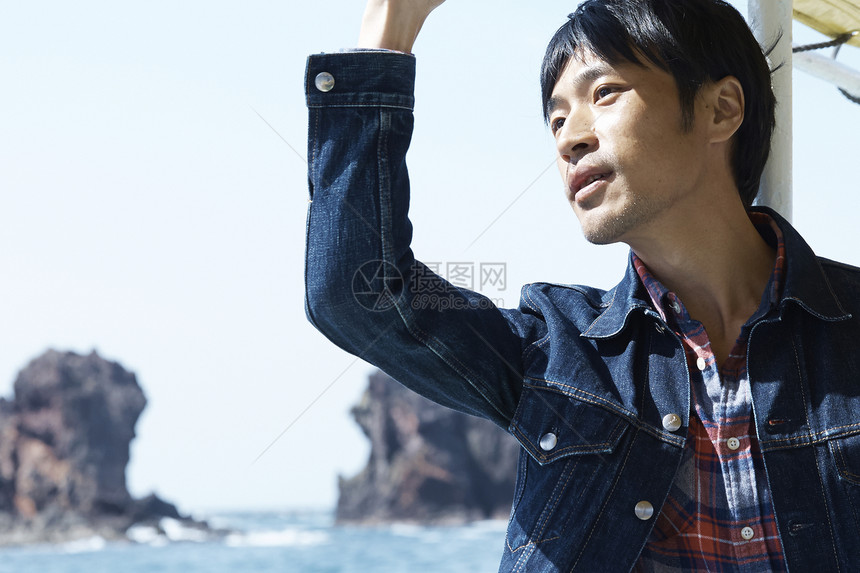 男子从船上欣赏美景图片