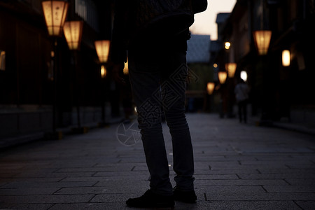 东茶屋街黄昏男人的背影背景