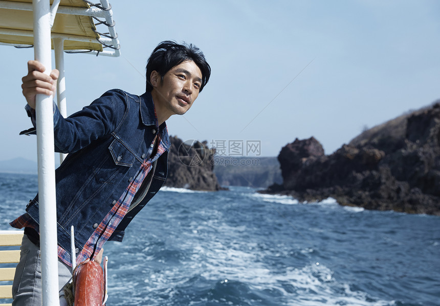 日本人家庭人类男子从船上欣赏美景图片