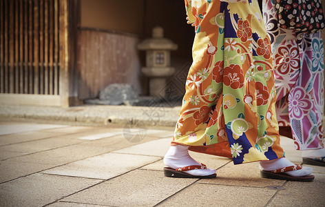 枝町茶屋区穿着和服走在路上的女人特写背景