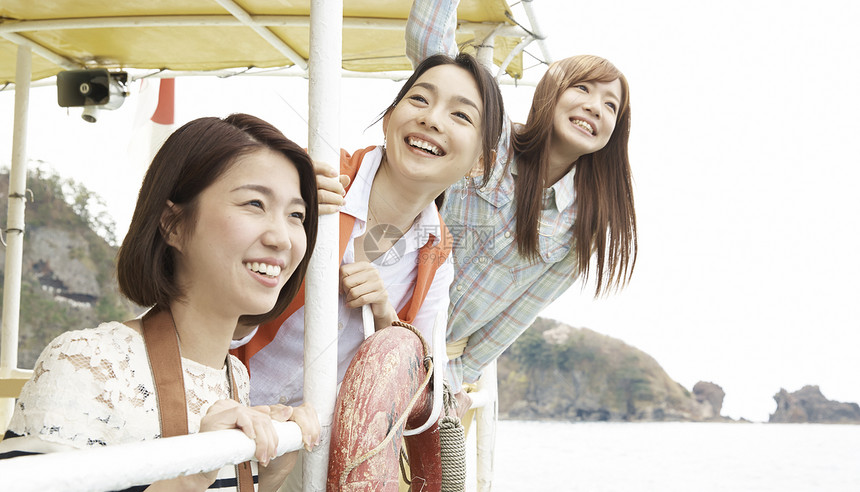 享受旅行度假的女生们在船上图片