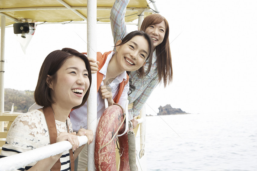 三个女生在船上微笑看风景图片