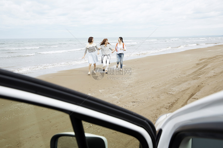 三个到海边自驾游的女生享受旅行图片
