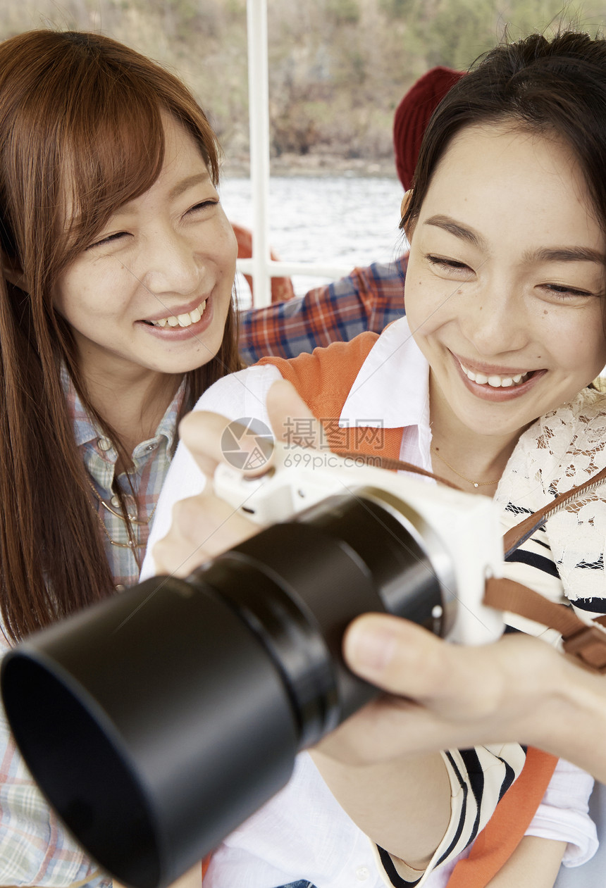 微笑拍照旅行的女孩们图片