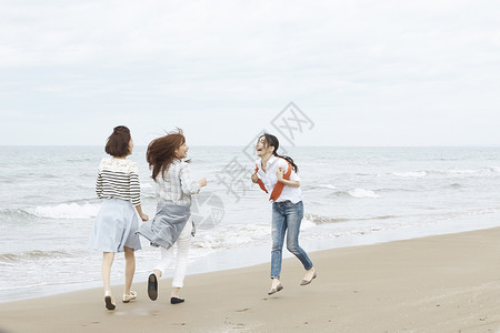 三个女生在海边开心享受旅行图片