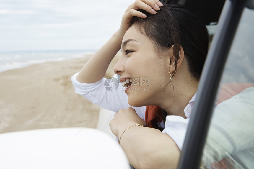 开车享受旅行的闺蜜们图片