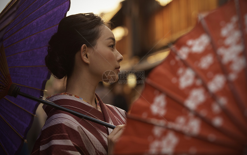 穿着和服在街头打着伞的女人图片