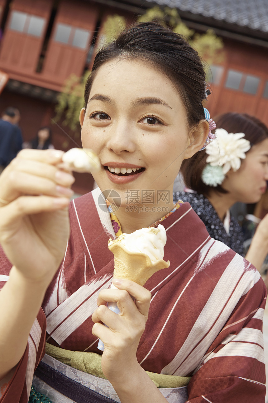 穿着和服的女人吃冰淇淋图片