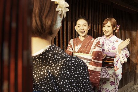日式建筑下穿着和服在街头观光的闺蜜们图片