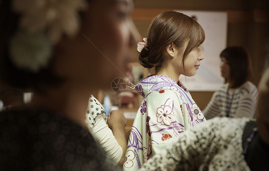 和服打扮的女性图片