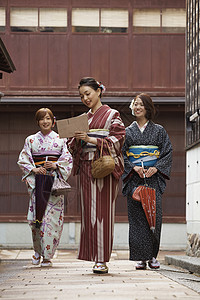 北陆地区穿和服的三个女孩一起外出旅游背景