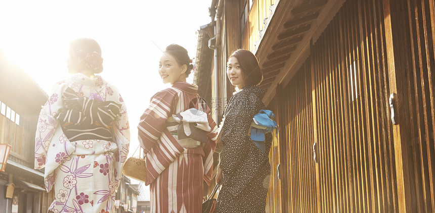 穿和服的三个女孩一起外出旅游图片