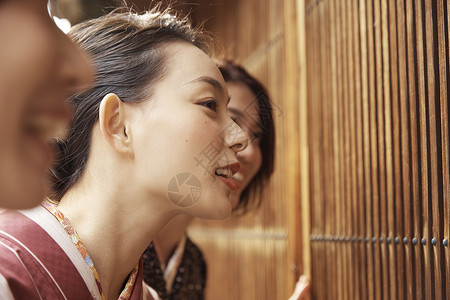 中元追思和式中元假期旅行者妇女用和服观光背景