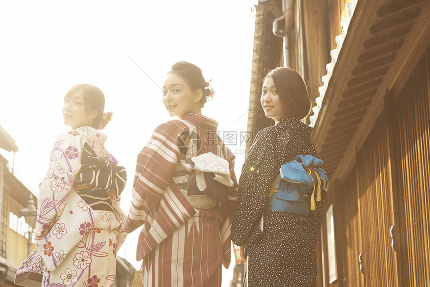 穿和服的女孩一起外出旅游观光图片