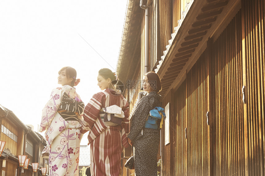 穿和服的美女一起观光旅游图片