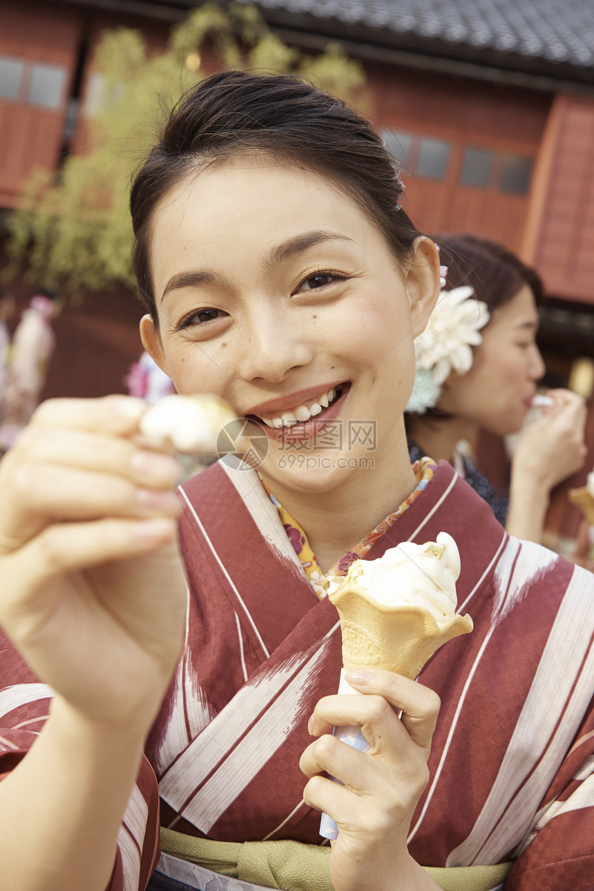 穿和服女生注视镜头吃冰淇淋图片