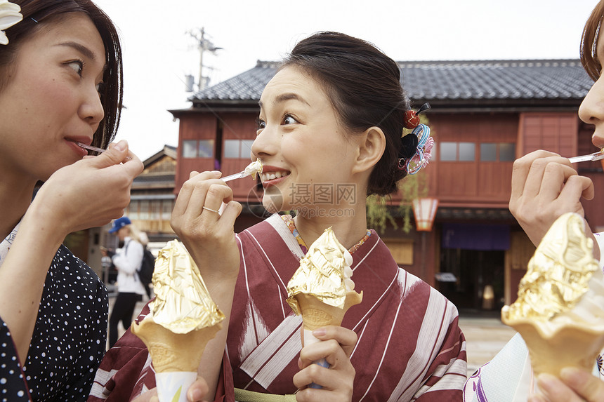 吃冰淇淋的三个和服女生图片