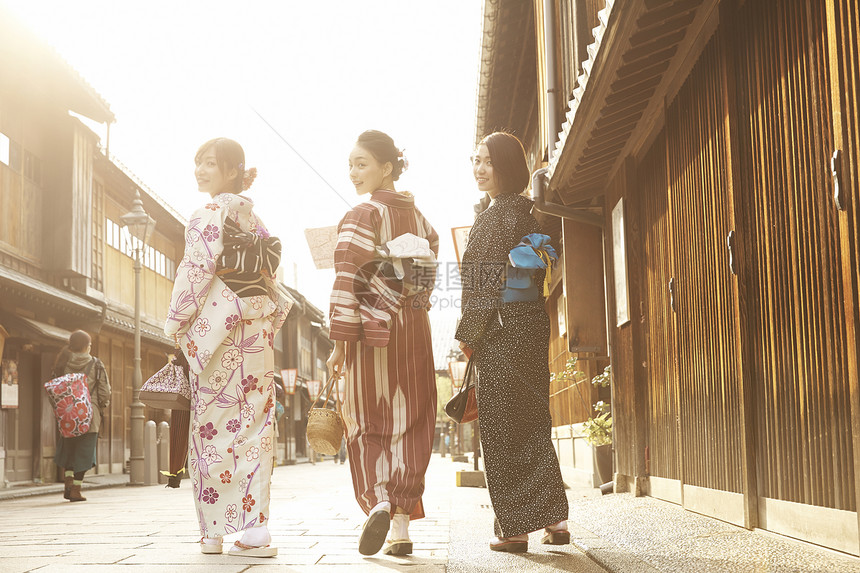 三个穿着和服旅游的女生图片