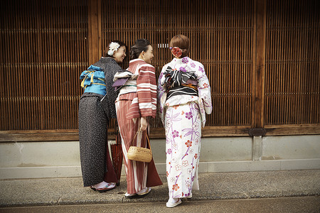 穿和服聊天的日式女性图片
