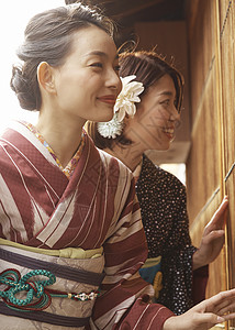 穿日式和服的女性图片