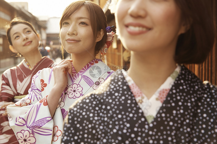3名穿日式和服的女性图片