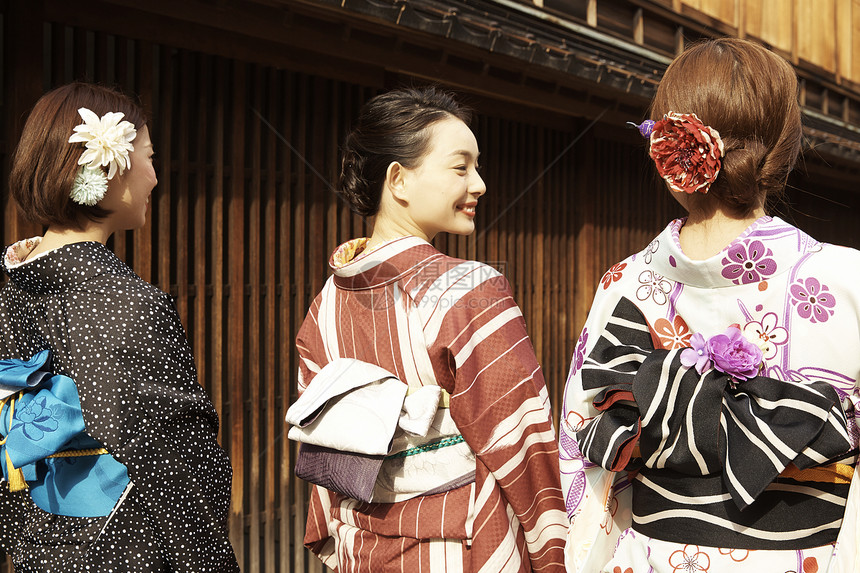穿和服观光的日式女性图片