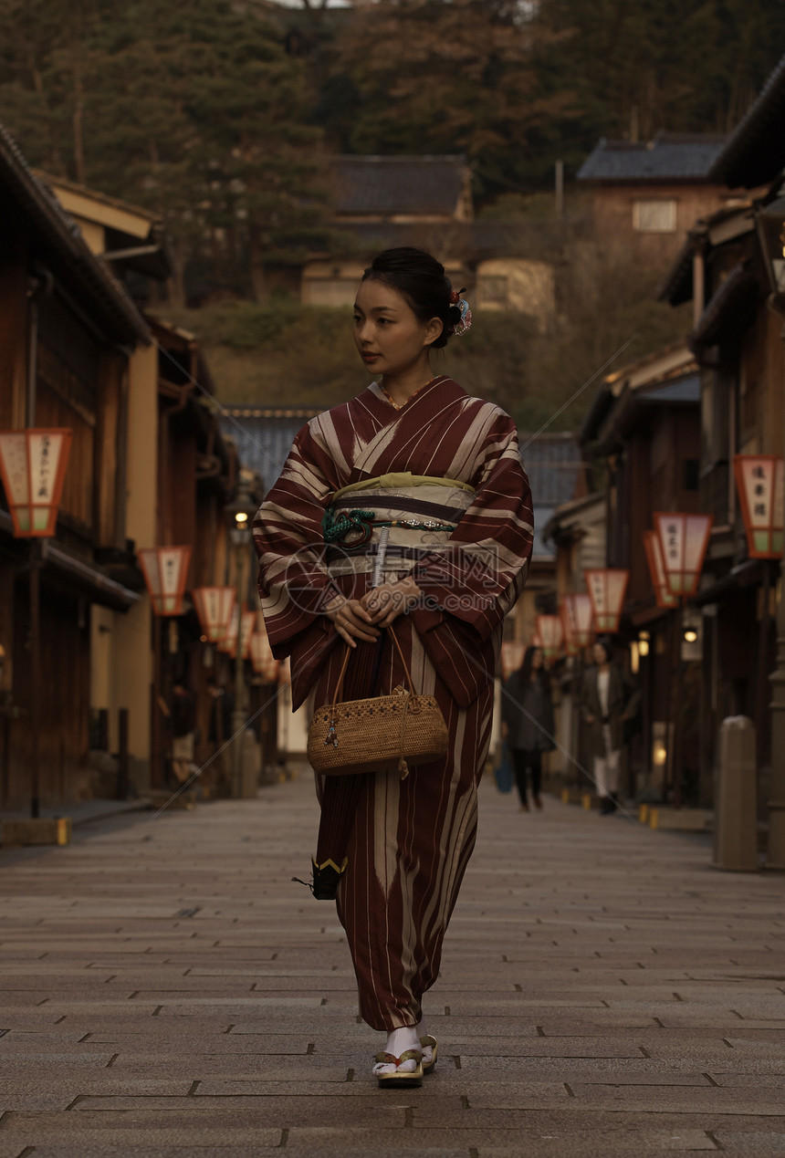 街头上的和服女性图片