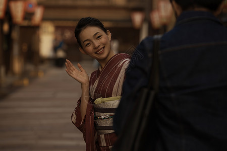 穿和服挥手的日式女性图片