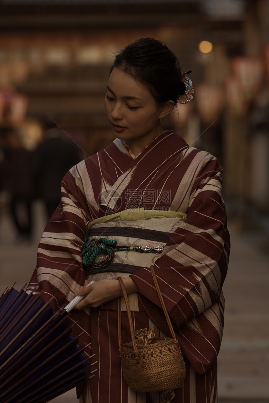 黄昏时分穿着和服思考的女人图片