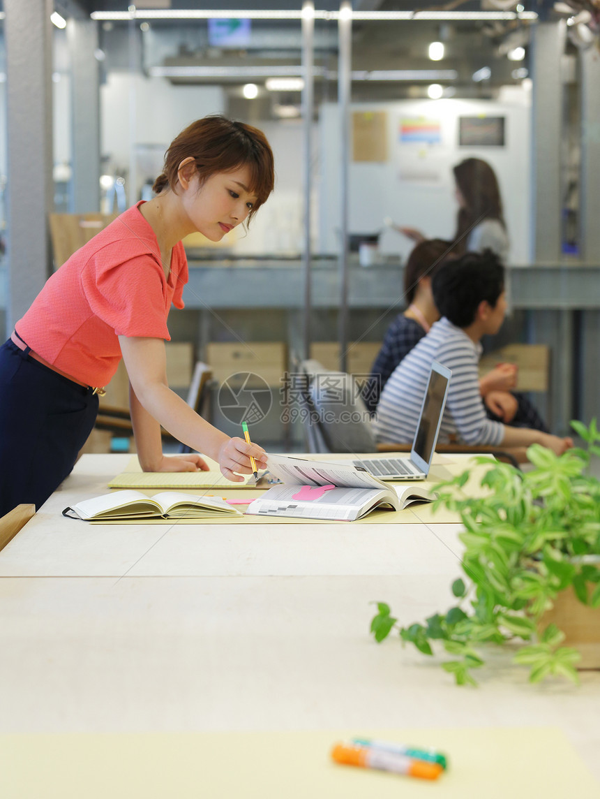 在办公室工作的女人图片