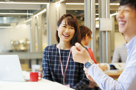 公司的男女谈话图片