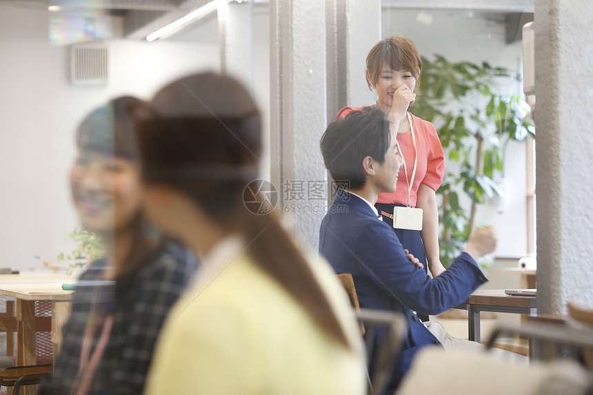 男人和女人在办公室聊天图片