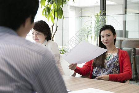 会议室里的职场女性图片