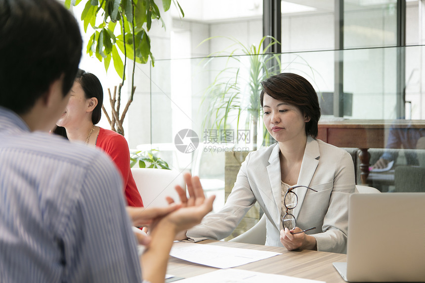 开会中的商务女性图片