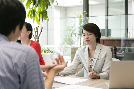 开会中的商务女性图片