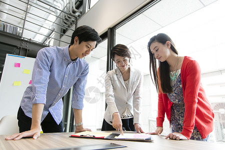 一个男人和两个女人在办公室开会讨论图片