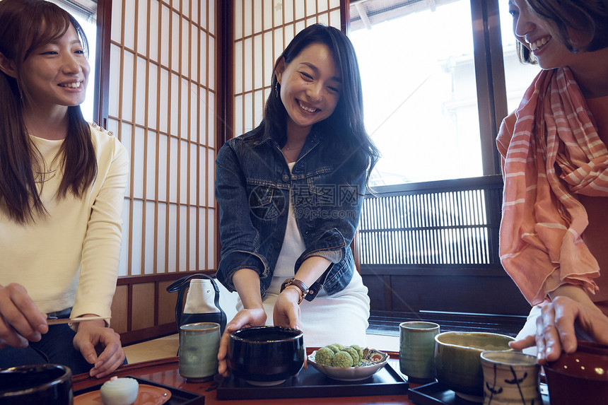 在金泽旅行的妇女图片