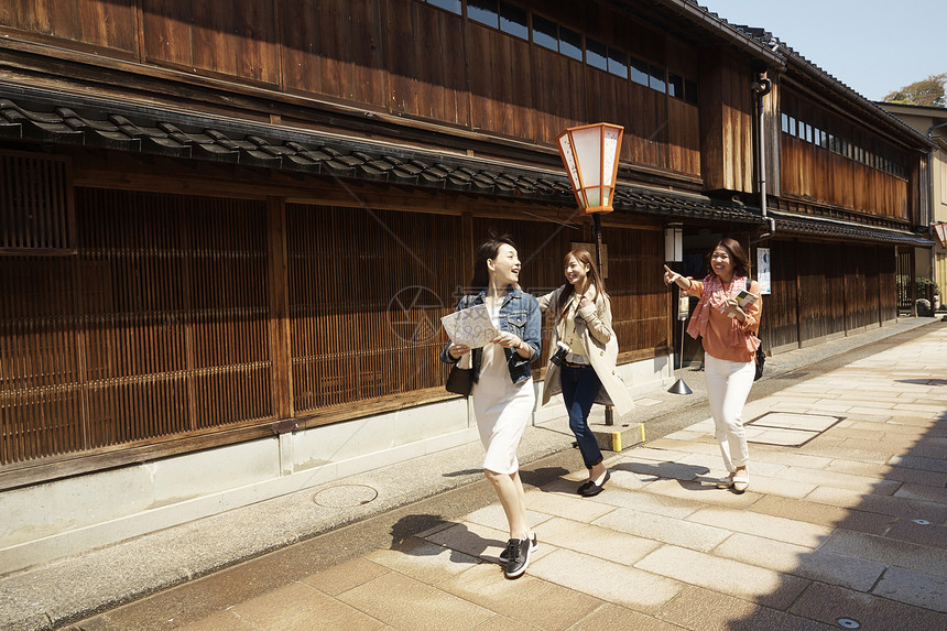 在金泽旅行的妇女三人假日观光图片