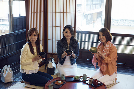 在金泽旅行的三个妇女品尝美食肖像图片