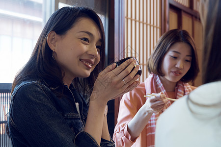 金泽旅行的女生在店内品尝日式甜点图片