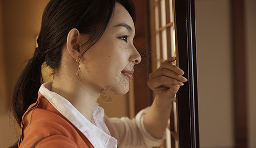 青年女人推开日式门高清图片