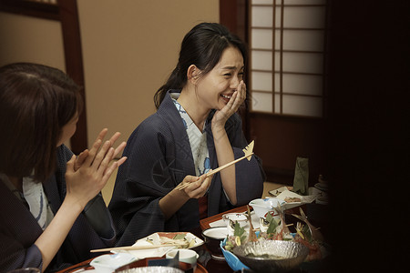 在日式风格客栈吃饭的女人图片