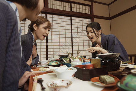 在日式客栈吃饭的闺蜜们图片