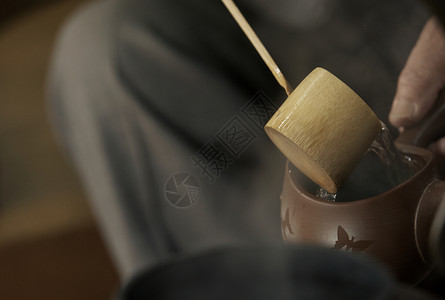 日式茶道用长柄勺倒茶图片